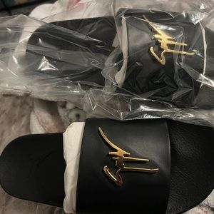 Brand new Giuseppe Zanotti logo slides !